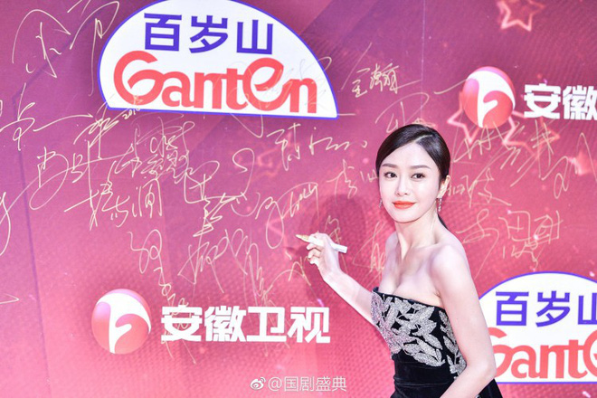 Đi thảm đỏ gắt như Hoàng hậu Tần Lam: Khoe khuôn ngực căng đầy, quyến rũ đến nghẹt thở giữa thời tiết giá rét - Hình 4