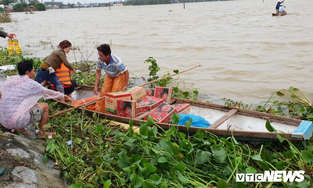 Hàng trăm nhà dân ở Quảng Nam vẫn bị cô lập giữa biển nước - Hình 2