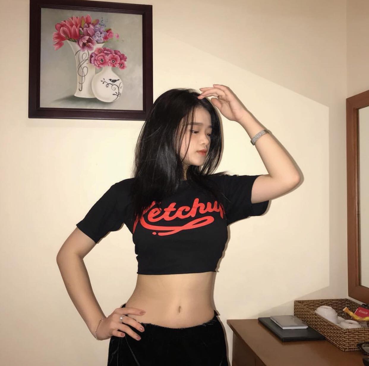 Linh Ka mải bóp eo quên nắn bụng để lòi cả rổ mỡ, fans hỏi thăm thì trả lời cụt lủn như đuổi khách - Hình 6