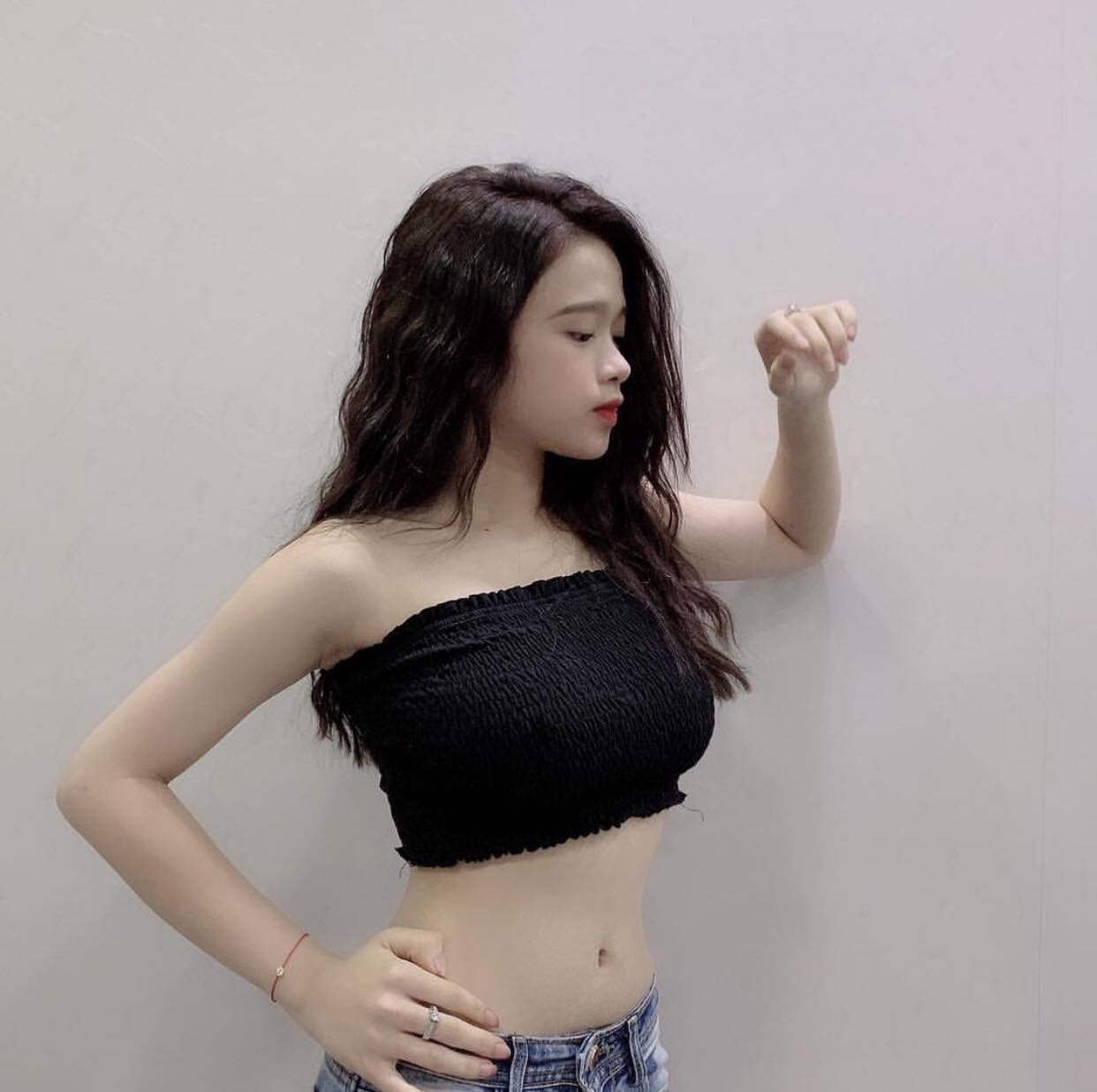 Linh Ka mải bóp eo quên nắn bụng để lòi cả rổ mỡ, fans hỏi thăm thì trả lời cụt lủn như đuổi khách - Hình 1