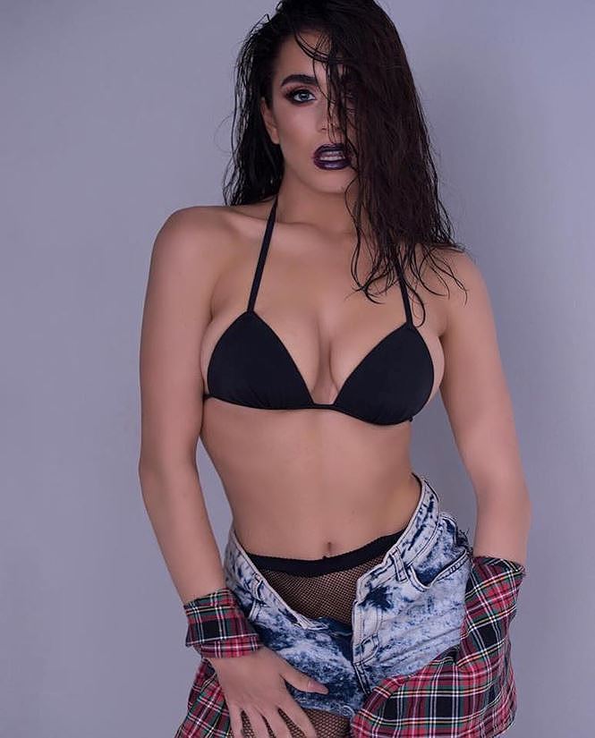 Mặc bra gợi cảm dạo phố, nữ diễn viên Katie Salmon đốt ánh nhìn - Hình 11