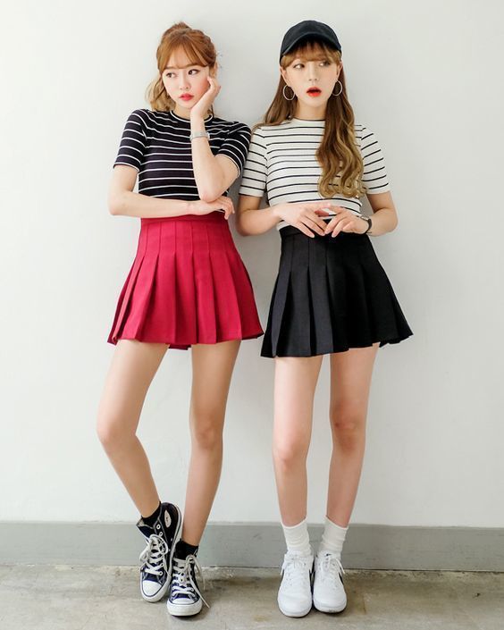 Mix đồ: Chân váy xếp ly kết hợp với áo gì? - Hình 2