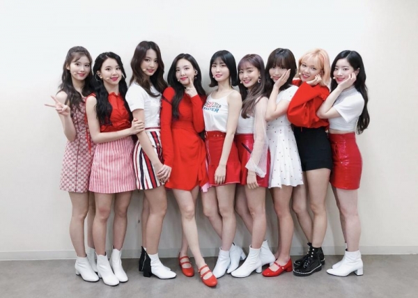 Nhìn Red Velvet mặc đồ xấu quanh năm thế này, fan K-POP mới thấy coordi của BLACK PINK và TWICE vẫn còn tâm huyết chán! - Hình 4