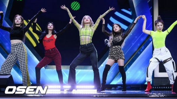 Nhìn Red Velvet mặc đồ xấu quanh năm thế này, fan K-POP mới thấy coordi của BLACK PINK và TWICE vẫn còn tâm huyết chán! - Hình 1