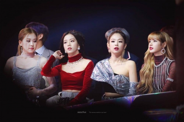 Nhìn Red Velvet mặc đồ xấu quanh năm thế này, fan K-POP mới thấy coordi của BLACK PINK và TWICE vẫn còn tâm huyết chán! - Hình 3