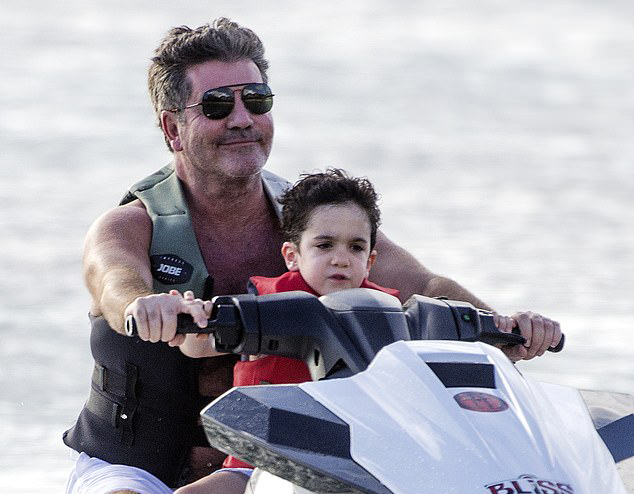 Simon Cowell tránh rét ở Caribbe cùng bạn gái và con trai - Hình 1