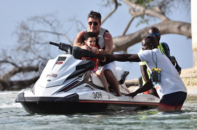 Simon Cowell tránh rét ở Caribbe cùng bạn gái và con trai - Hình 4