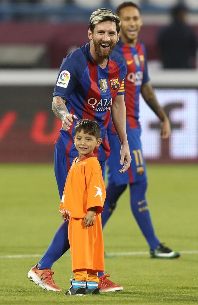 Số phận đáng thương của cậu bé túi ni lông kể từ ngày gặp Messi: Bị săn lùng và dọa - Hình 2