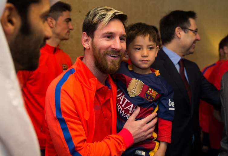 Số phận đáng thương của cậu bé túi ni lông kể từ ngày gặp Messi: Bị săn lùng và dọa - Hình 4