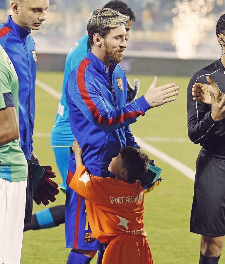 Số phận đáng thương của cậu bé túi ni lông kể từ ngày gặp Messi: Bị săn lùng và dọa - Hình 3