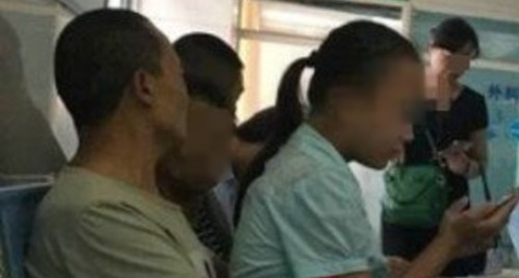 Sốc cảnh chú già U40 vô tư cho tay vào quần cháu gái ruột vuốt ve, bé vẫn thản nhiên ngồi nghịch điện thoại - Hình 3