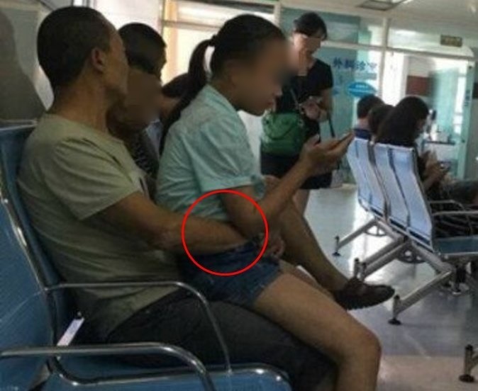 Sốc cảnh chú già U40 vô tư cho tay vào quần cháu gái ruột vuốt ve, bé vẫn thản nhiên ngồi nghịch điện thoại - Hình 2