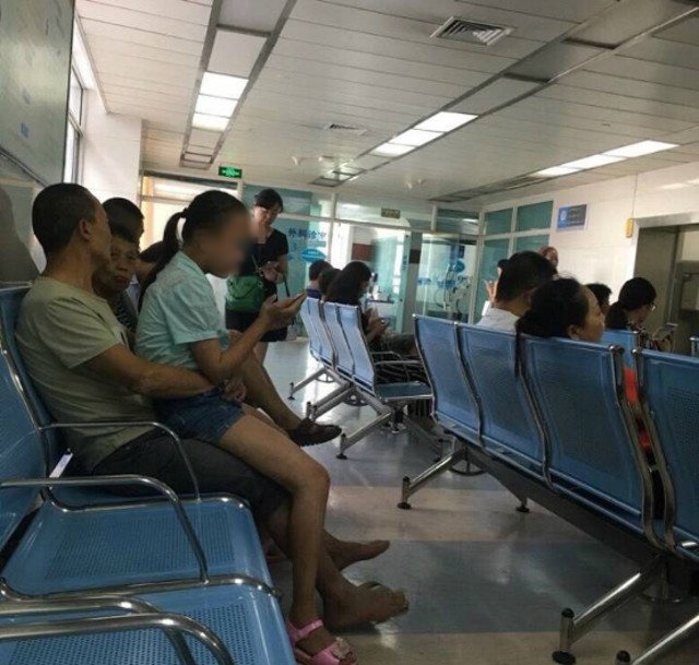 Sốc cảnh chú già U40 vô tư cho tay vào quần cháu gái ruột vuốt ve, bé vẫn thản nhiên ngồi nghịch điện thoại - Hình 1