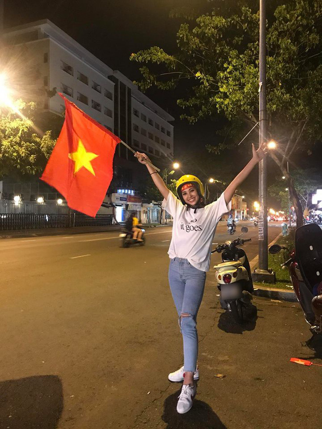 Trở về từ Miss World, Tiểu Vy giản dị xuống đường đi bão sau trận cầu nảy lửa Việt Nam gặp Malaysia - Hình 1