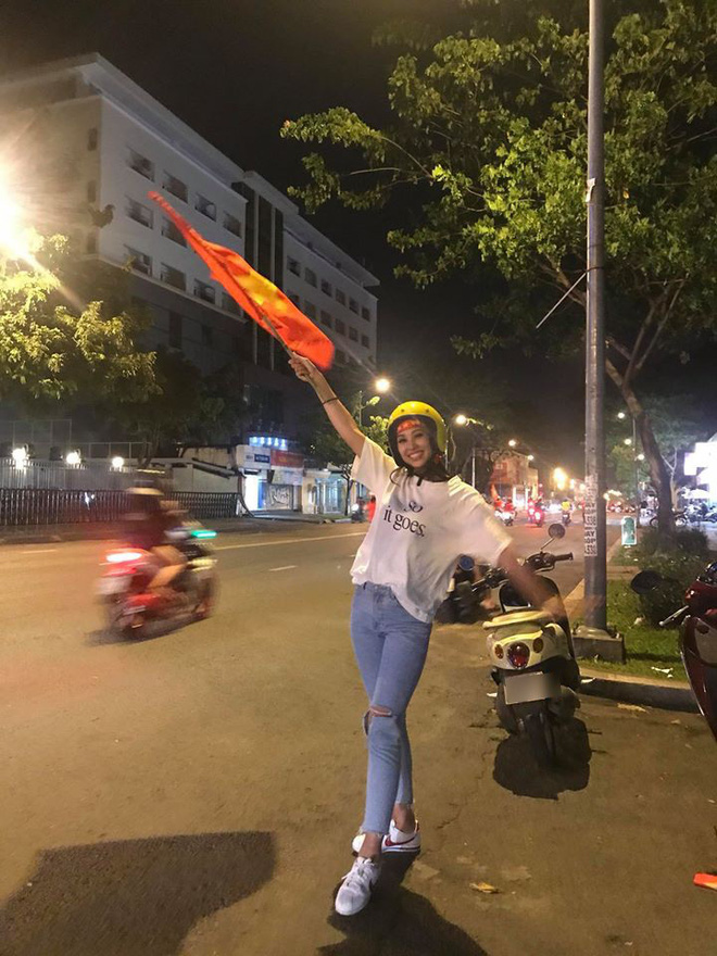 Trở về từ Miss World, Tiểu Vy giản dị xuống đường đi bão sau trận cầu nảy lửa Việt Nam gặp Malaysia - Hình 2