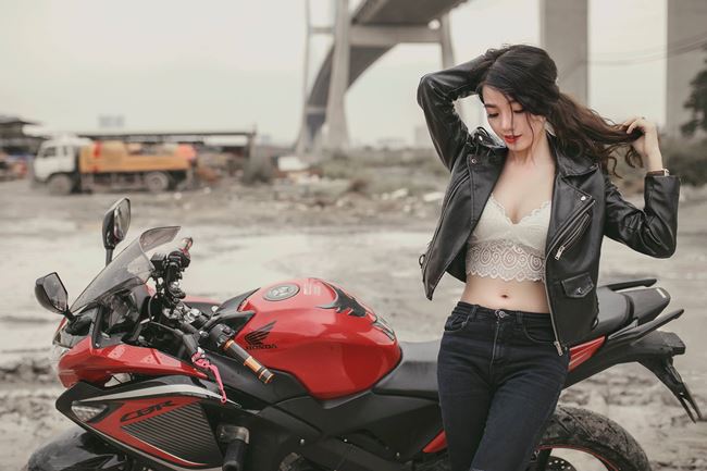Hot girl mô tô Sài Gòn: Cuộc đua đến hạng mục này là một chuyến đi giữa những tốc độ và những khoảnh khắc đầy sức mạnh. Xem hình ảnh của cô gái Sài Gòn trên chiếc mô tô sôi động này, bạn sẽ không thể rời mắt khỏi cảm giác hào hứng.
