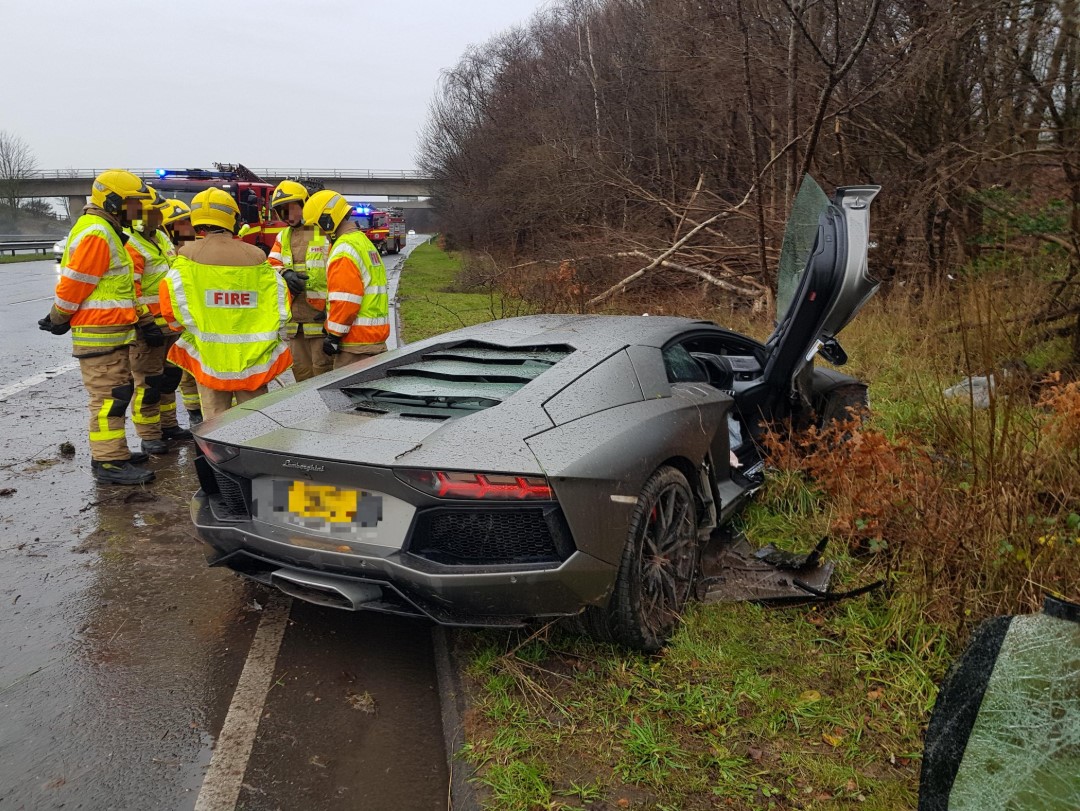 Lamborghini Aventador vỡ nát đầu xe trong tai nạn ngay trước ngày Giáng  sinh - Ôtô - Việt Giải Trí