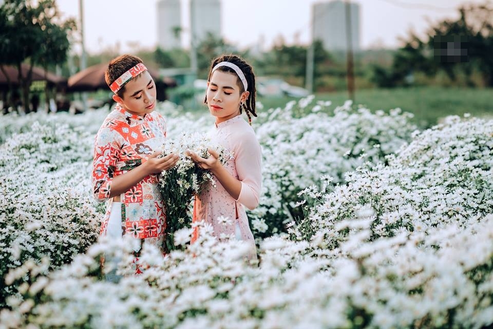 Hai Chàng Trai “Bá Đạo” Mặc Áo Dài Chụp Ảnh Với Cúc Họa Mi Khiến Dân Mạng  Cười Đau Bụng - Netizen - Việt Giải Trí