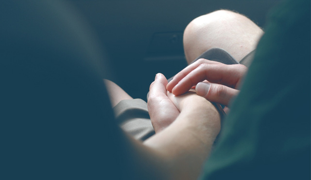 Cái nắm tay có thể là cách thể hiện tâm tình, tình cảm hay sự ủng hộ. Hãy xem hình ảnh để cảm nhận được sự ấm áp và tình yêu thương trong cái nắm tay đầy ý nghĩa này.