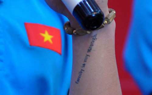 Bất ngờ với dòng chữ xăm trên tay trái Quang Hải đội U23 Việt Nam - Hình 2