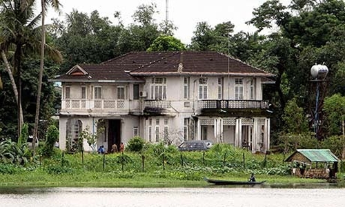 Biệt thự của Quý bà Suu Kyi ở Myanmar bị ném bom xăng - Hình 1