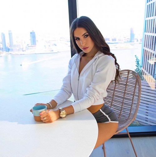 Sở thích thời trang khoe vòng 3 của người mẫu vừa bị đuổi khỏi máy bay - Hình 2