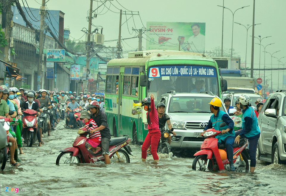 TP.HCM vỡ đê bao, kẹt xe trong ngày triều cường đạt đỉnh - Hình 3