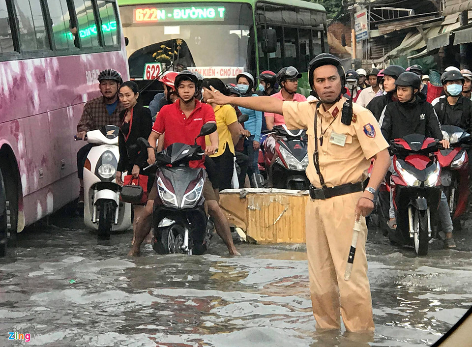 TP.HCM vỡ đê bao, kẹt xe trong ngày triều cường đạt đỉnh - Hình 6