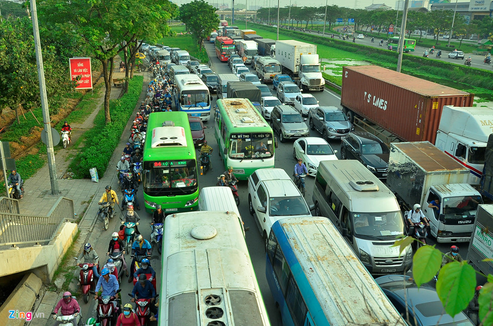 TP.HCM vỡ đê bao, kẹt xe trong ngày triều cường đạt đỉnh - Hình 8