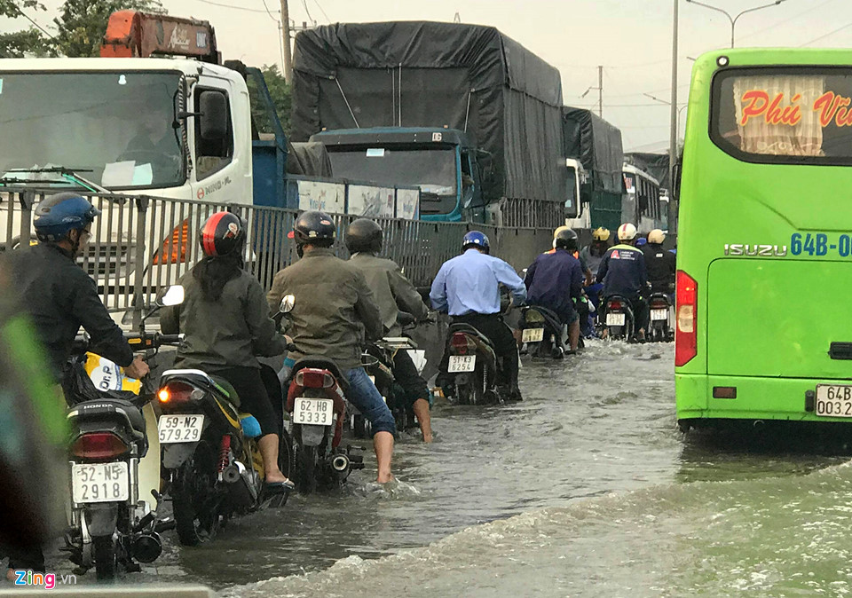 TP.HCM vỡ đê bao, kẹt xe trong ngày triều cường đạt đỉnh - Hình 4