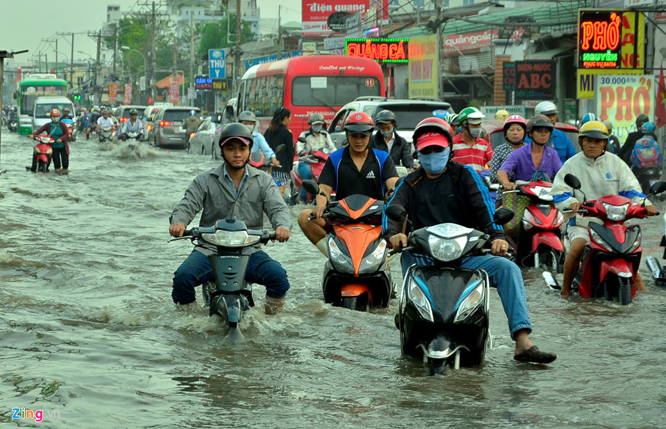 TP.HCM vỡ đê bao, kẹt xe trong ngày triều cường đạt đỉnh - Hình 1