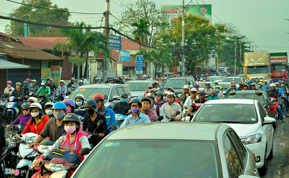 TP.HCM vỡ đê bao, kẹt xe trong ngày triều cường đạt đỉnh - Hình 7
