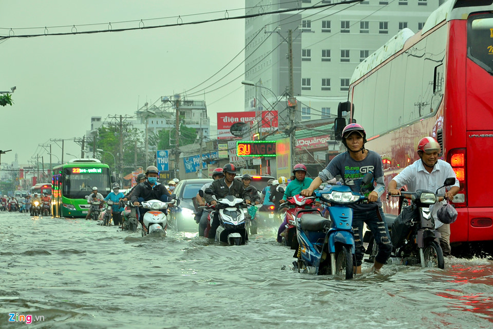 TP.HCM vỡ đê bao, kẹt xe trong ngày triều cường đạt đỉnh - Hình 2