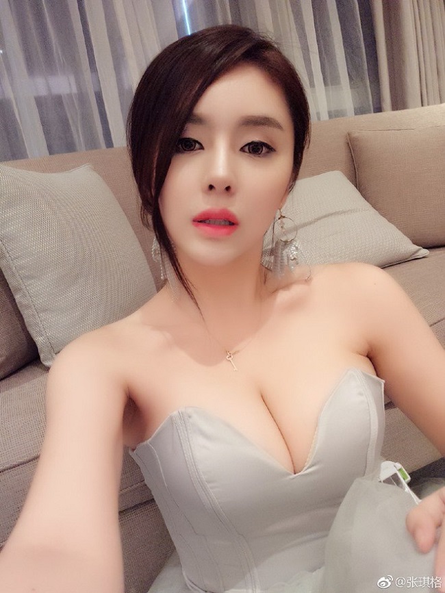 Tuyệt kỹ để có vòng một 96cm của MC hoa hậu xứ Trung thích khoe thân - Hình 11