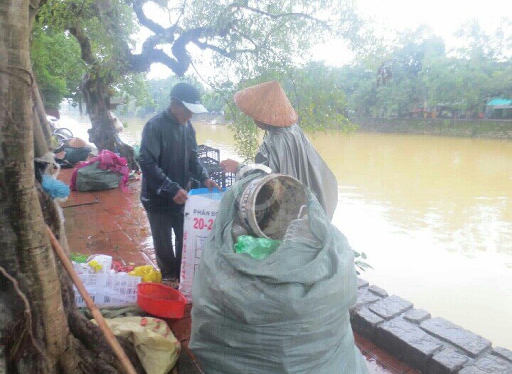 Nhăt đưa be ơ đông rac vê nuôi như con ruôt, không ngơ 20 năm sau vơ chông lai đươc câu ta tra ơn thê nay - Hình 2