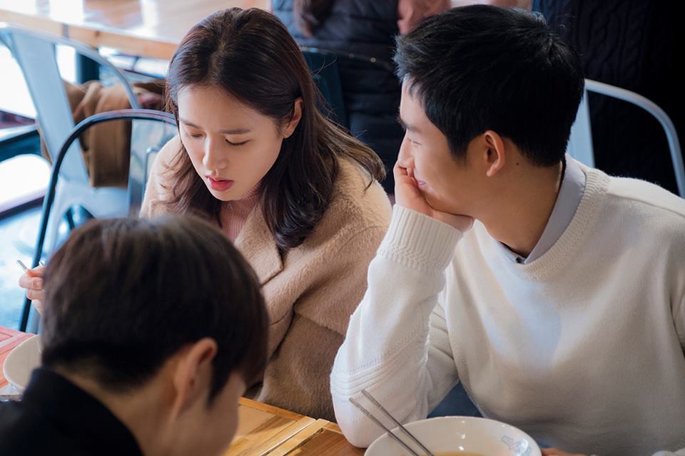 Chị Đẹp Mua Cơm Ngon Cho Tôi: Phim dành cho các bà chị nhưng đốn tim hàng triệu em gái - Hình 7