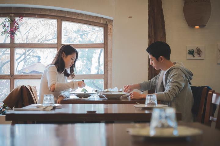 Chị Đẹp Mua Cơm Ngon Cho Tôi: Phim dành cho các bà chị nhưng đốn tim hàng triệu em gái - Hình 11