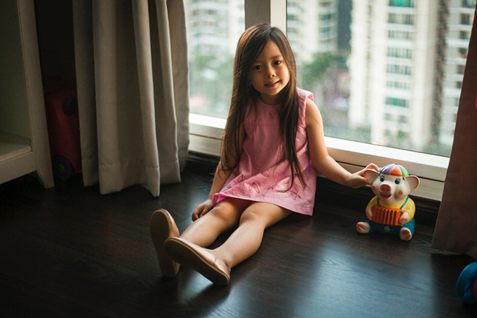 Con gái Đoan Trang mặc lại váy của cô cách đây 36 năm - Hình 1
