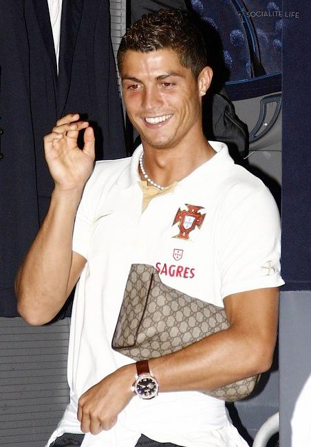 CR7 mạnh như vũ bão trên sân bóng nhưng ngoài đời cực điệu đà - Hình 2