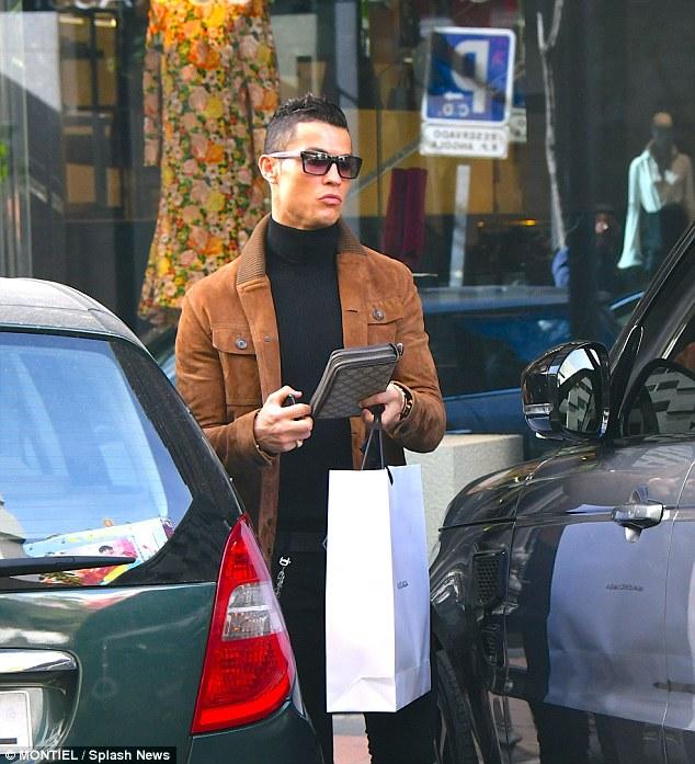 CR7 mạnh như vũ bão trên sân bóng nhưng ngoài đời cực điệu đà - Hình 8