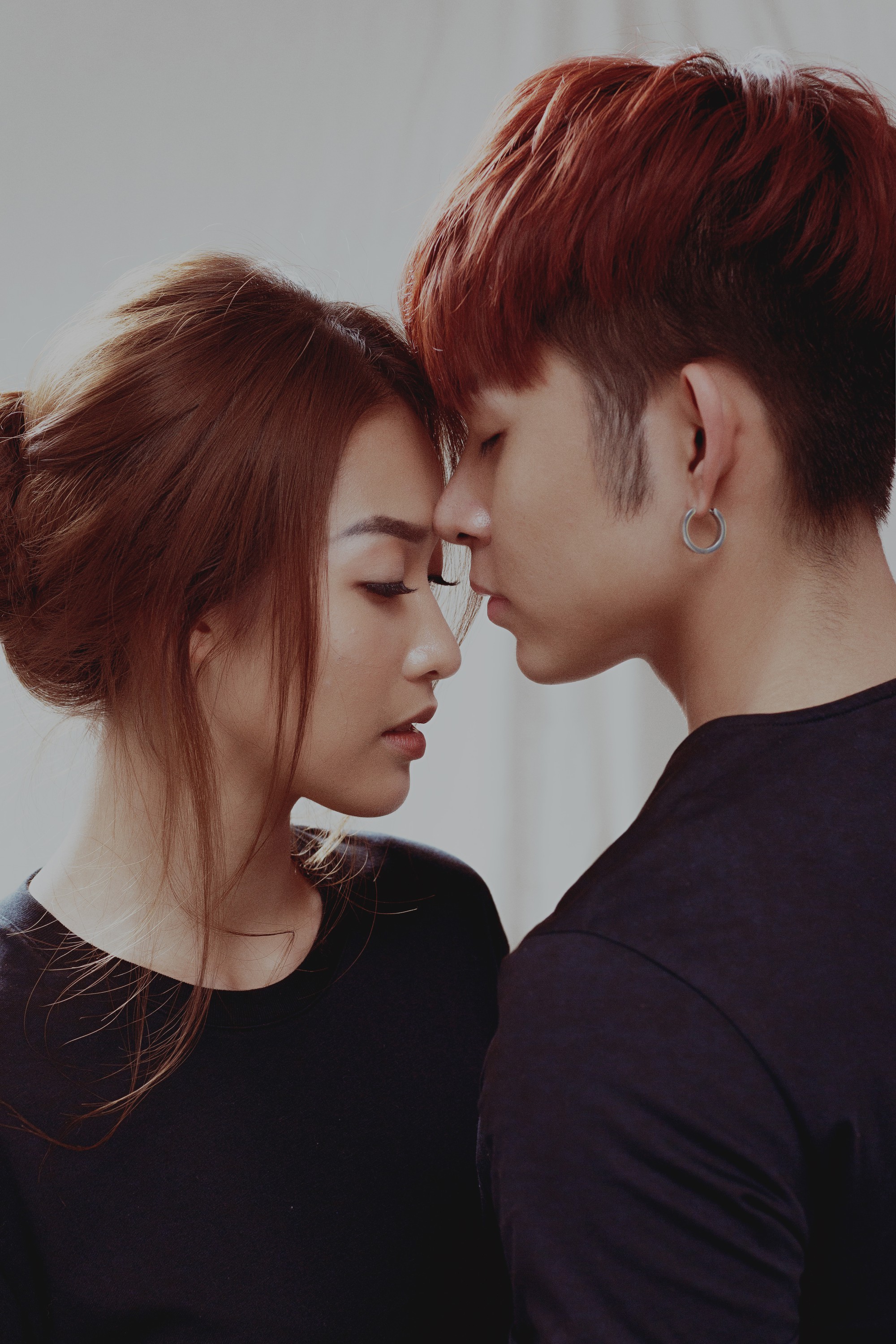 Khả Ngân, Jun Phạm và B Trần quất quýt trong bộ ảnh tay ba ấn tượng của 100 Ngày Bên Em - Hình 5