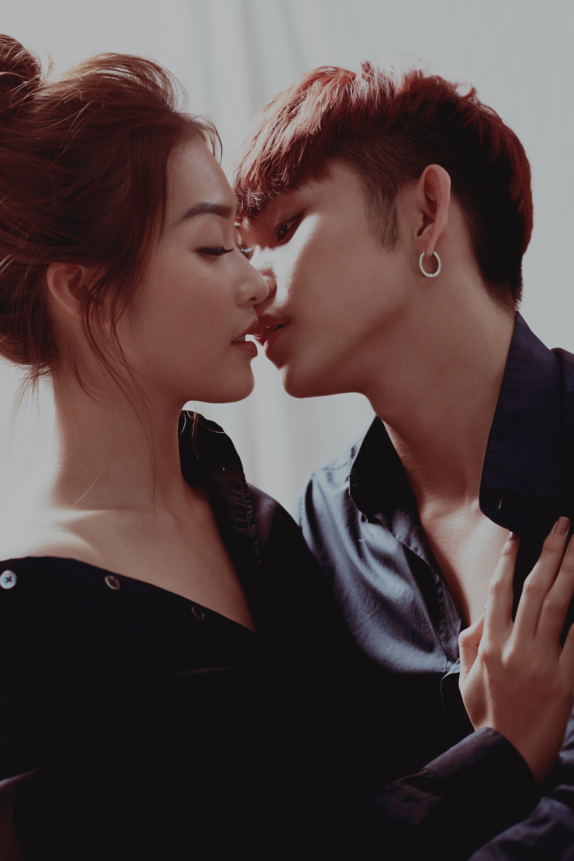 Khả Ngân, Jun Phạm và B Trần quất quýt trong bộ ảnh tay ba ấn tượng của 100 Ngày Bên Em - Hình 6