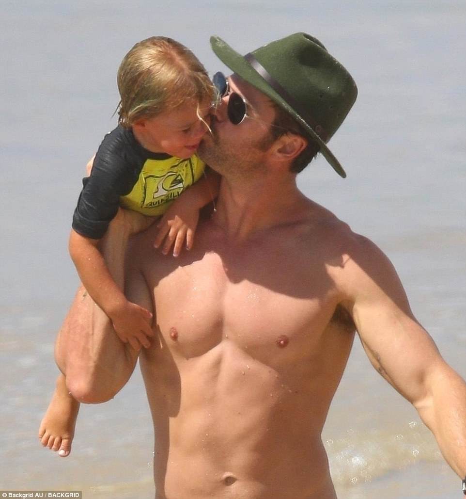 Mải trông con, vợ Thor Chris Hemsworth bị tuột bikini, hớ hênh vòng 3 và suýt lộ vòng 1 - Hình 9