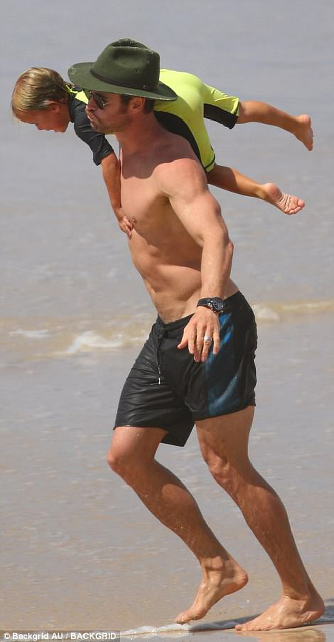 Mải trông con, vợ Thor Chris Hemsworth bị tuột bikini, hớ hênh vòng 3 và suýt lộ vòng 1 - Hình 11