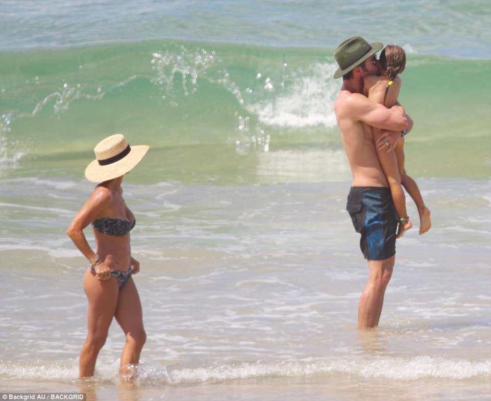 Mải trông con, vợ Thor Chris Hemsworth bị tuột bikini, hớ hênh vòng 3 và suýt lộ vòng 1 - Hình 7