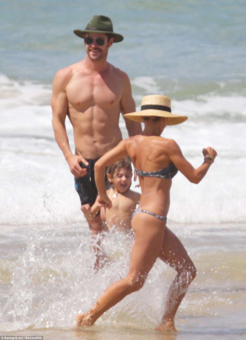 Mải trông con, vợ Thor Chris Hemsworth bị tuột bikini, hớ hênh vòng 3 và suýt lộ vòng 1 - Hình 1