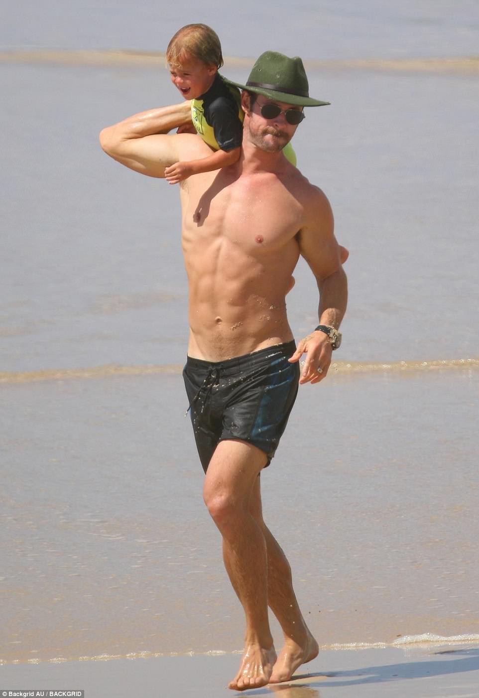 Mải trông con, vợ Thor Chris Hemsworth bị tuột bikini, hớ hênh vòng 3 và suýt lộ vòng 1 - Hình 14