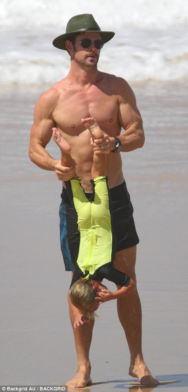 Mải trông con, vợ Thor Chris Hemsworth bị tuột bikini, hớ hênh vòng 3 và suýt lộ vòng 1 - Hình 12