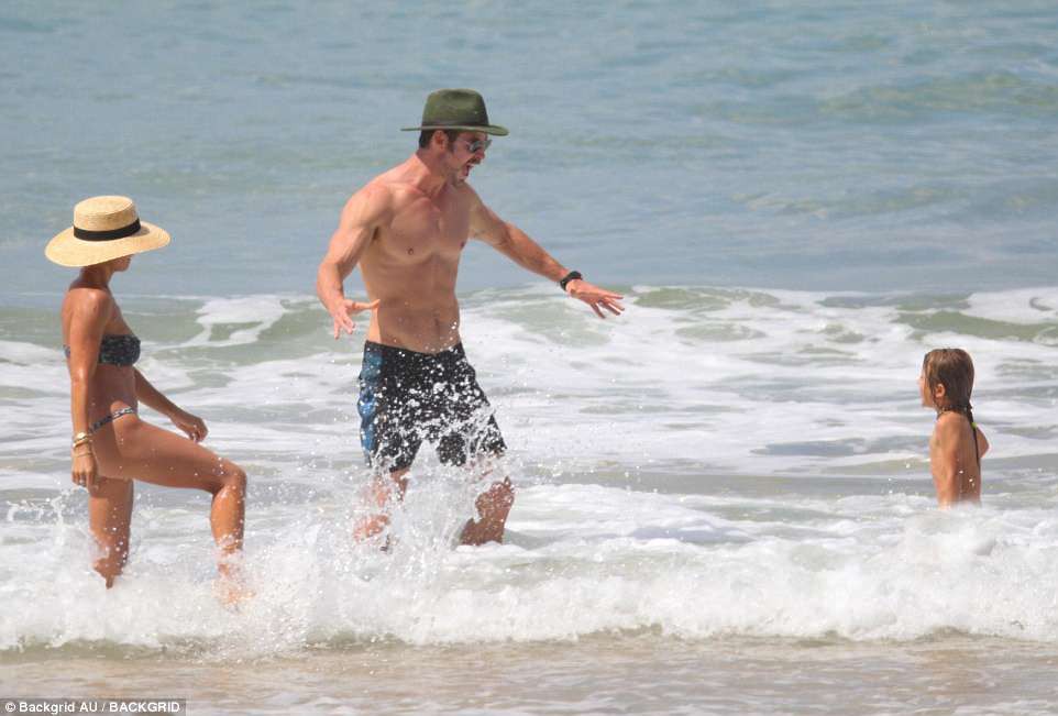 Mải trông con, vợ Thor Chris Hemsworth bị tuột bikini, hớ hênh vòng 3 và suýt lộ vòng 1 - Hình 8
