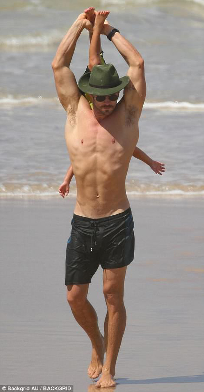 Mải trông con, vợ Thor Chris Hemsworth bị tuột bikini, hớ hênh vòng 3 và suýt lộ vòng 1 - Hình 10